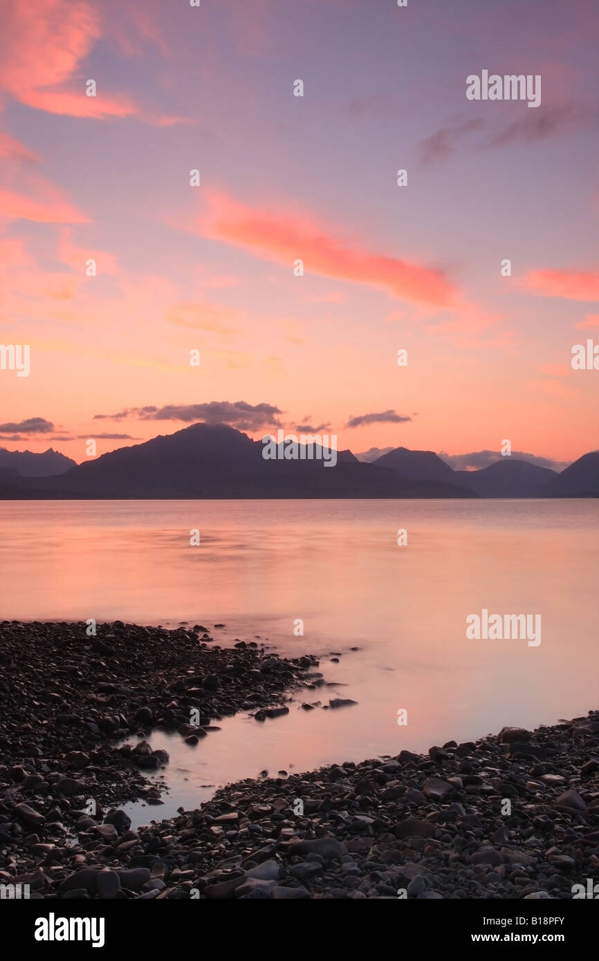 Le montagne Cuillin al tramonto Da Ob Gauscavaig Bay Isola di Skye in Scozia Foto Stock