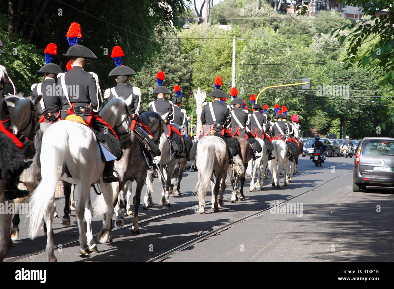 Truppa di montato Carabinieri nel cerimoniale di equitazione uniforme attraverso Roma Foto Stock