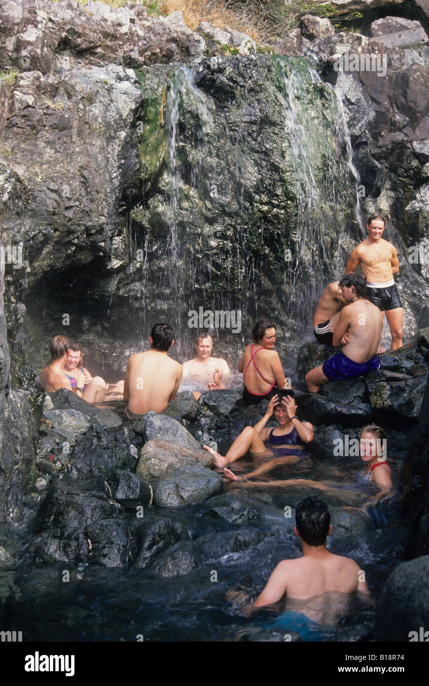 La balneazione in sorgenti calde di Hot Springs Cove, Isola di Vancouver, British Columbia, Canada. Foto Stock