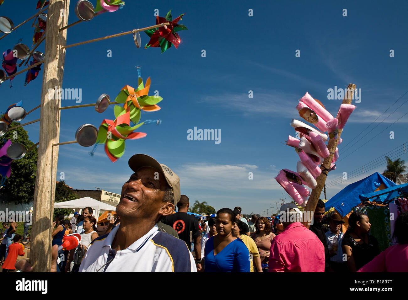 Frese Sugarcene e famiglie migranti dal nord-est del Brasile offre gratuitamente la domenica al mercato aperto, Sao Paulo membro Foto Stock