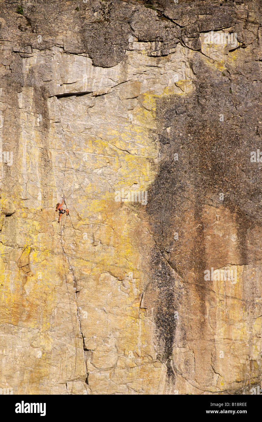 Donna di ali di arrampicata di desiderio, Grande Muro Bianco. Skaha Bluffs. Penticton, British Columbia, Canada. Foto Stock