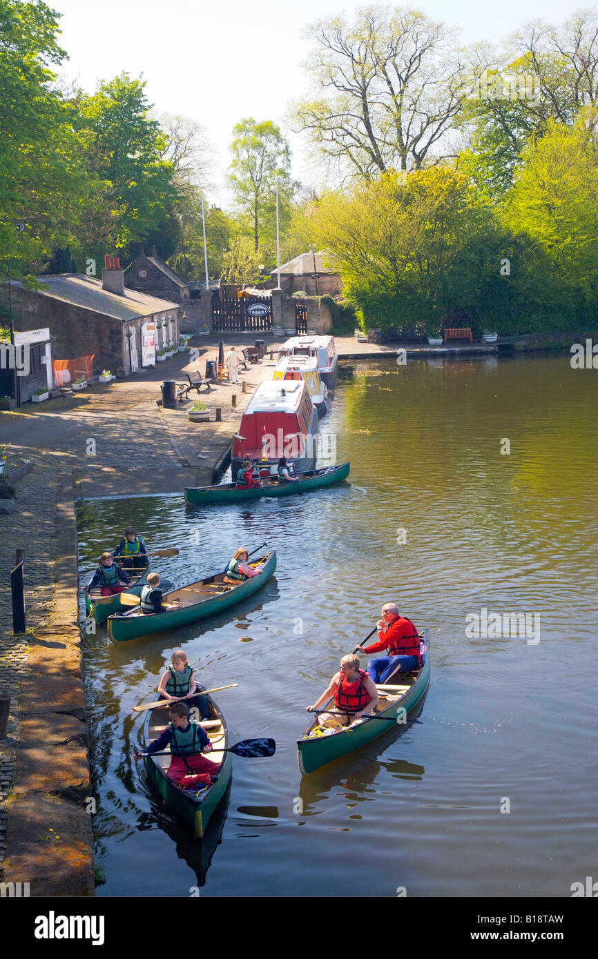 I bambini che ricevono istruzioni sul Linlithgow Bacino del Union Canal Foto Stock