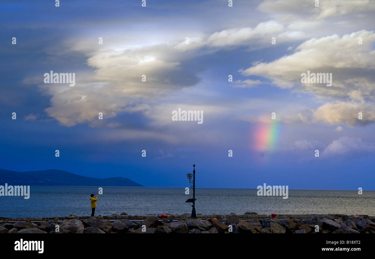 Persona che ha preso la fotografia di un arcobaleno, Saint-Ir√©n√©e, Québec, Canada. Foto Stock