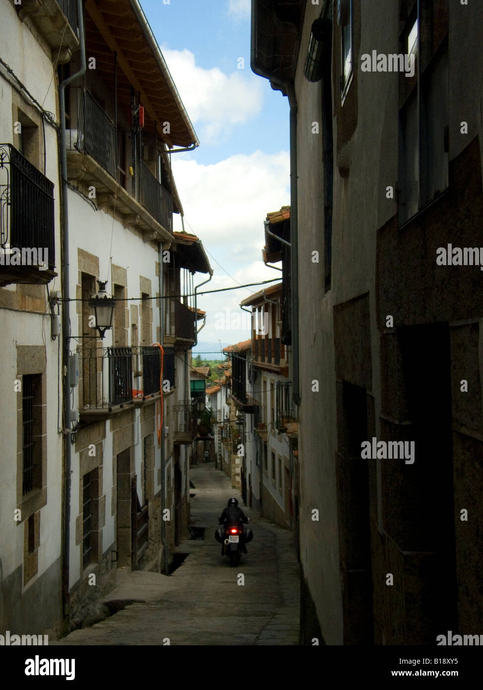 Nuova moto nella città vecchia Foto Stock