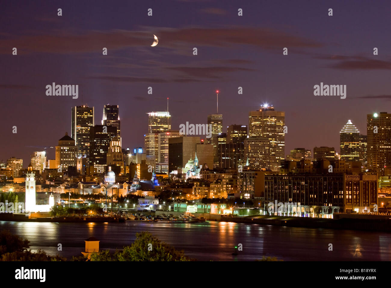 Vista di Montreal al tramonto con il quarto di luna da Ile Sainte-Helene, Montreal, Quebec, Canada. Foto Stock