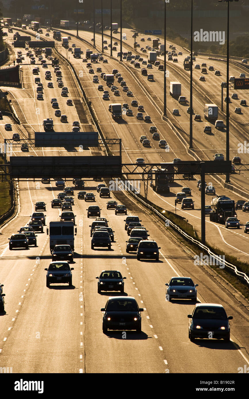 Autostrada 401 a Toronto (a 12 corsie che divide in due la città), Toronto, Ontario, Canada. Foto Stock