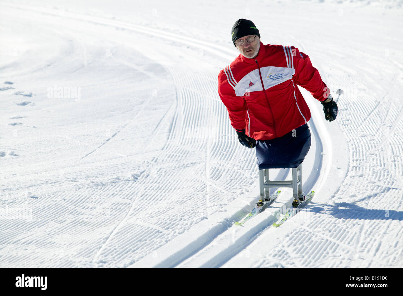 IPC atleta Paralimpico il riscaldamento per la prossima gara di sci di fondo. Washington Mt, l'isola di Vancouver, British Columbia, Canad Foto Stock