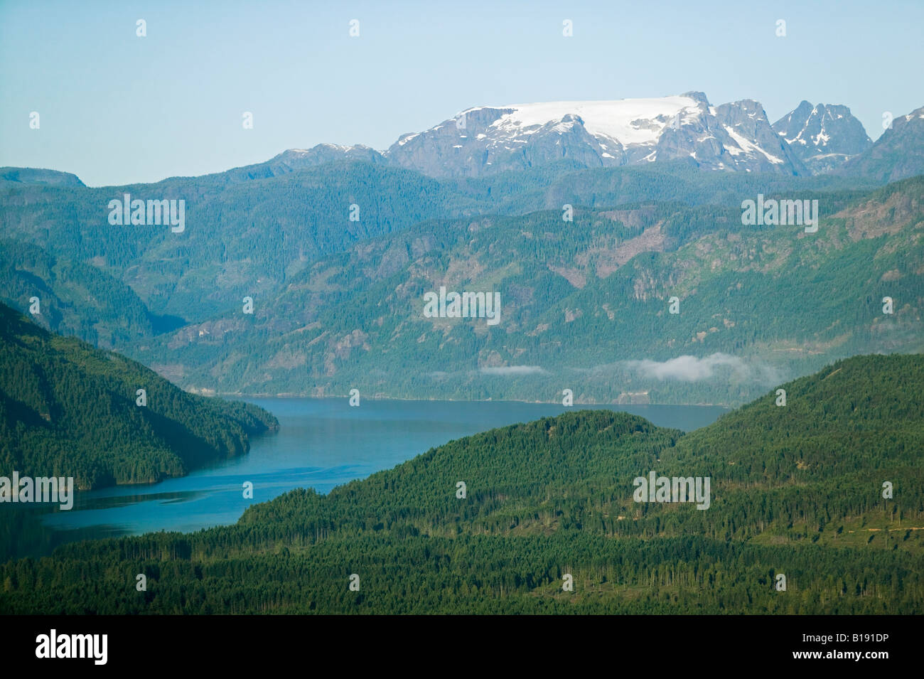 Comox Lago e il Ghiacciaio Comox (Queneesh) in Comox Valley. Isola di Vancouver, British Columbia, Canada Foto Stock