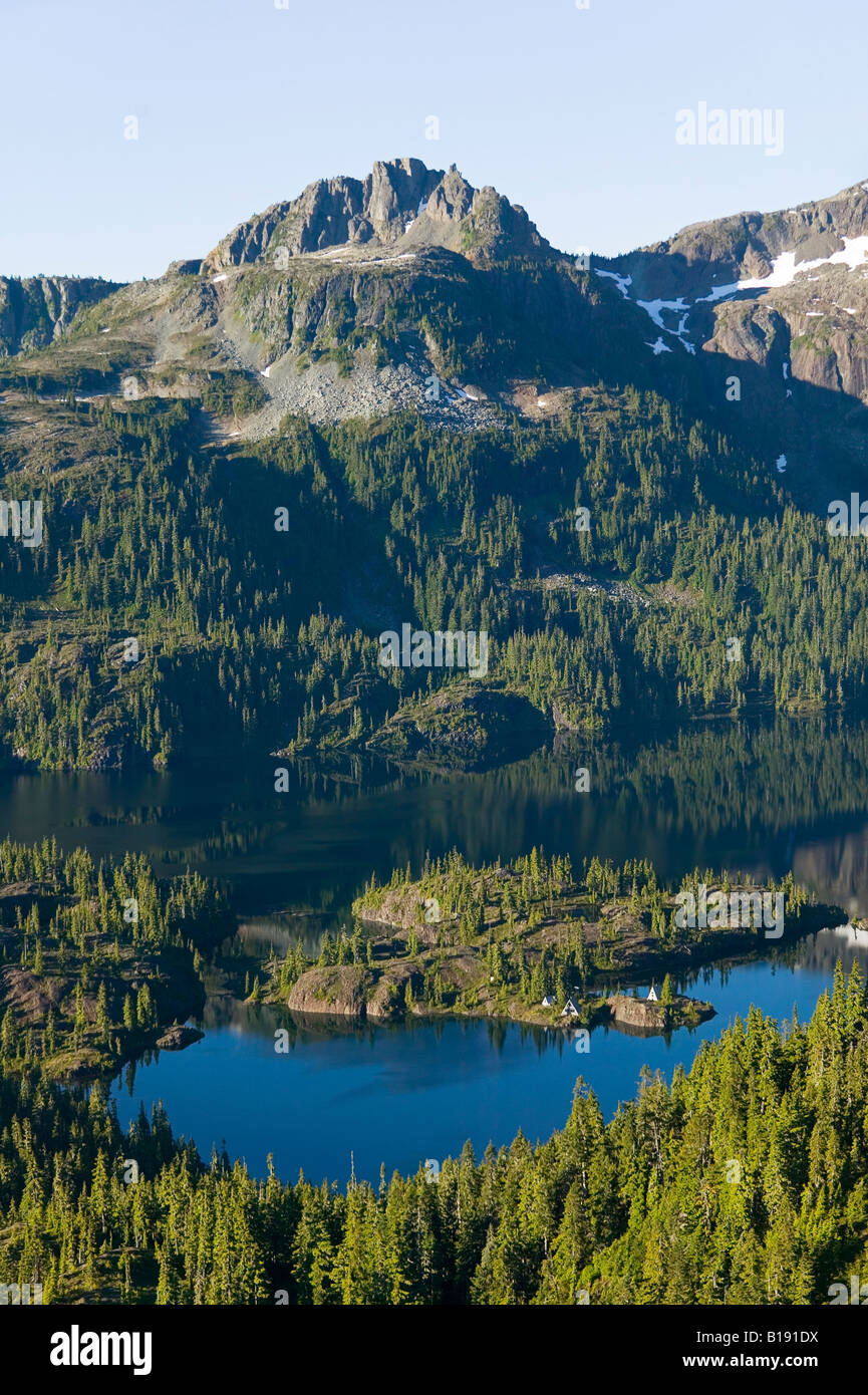 Castello Roccioso e Circlet Lago in Strathcona Park. Isola di Vancouver, British Columbia, Canada Foto Stock