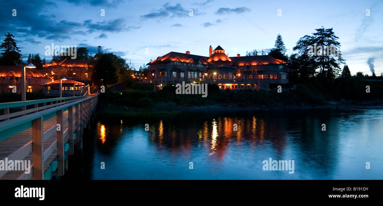 Pittore della Lodge al crepuscolo. Campbell River, Isola di Vancouver, British Columbia, Canada. Foto Stock