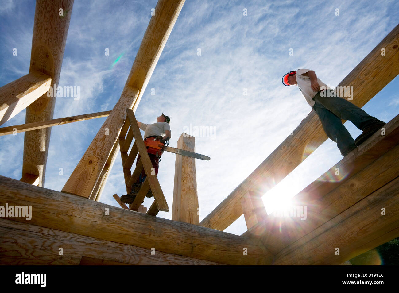 Le Prime Nazioni del carpentiere incorniciatura a mano un tetto di cabina per l'esportazione. Courtenay, Isola di Vancouver, British Columbia, Canada. Foto Stock