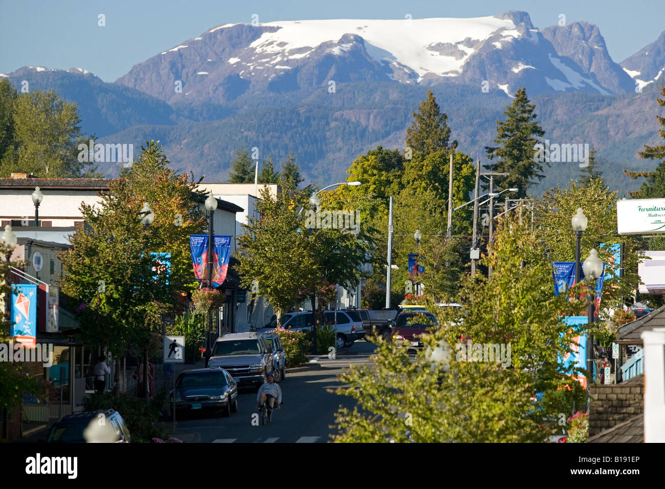 Strada principale Courtenay con il Ghiacciaio Comox in background(Queneesh) Courtenay, Isola di Vancouver, British Columbia, Canada. Foto Stock