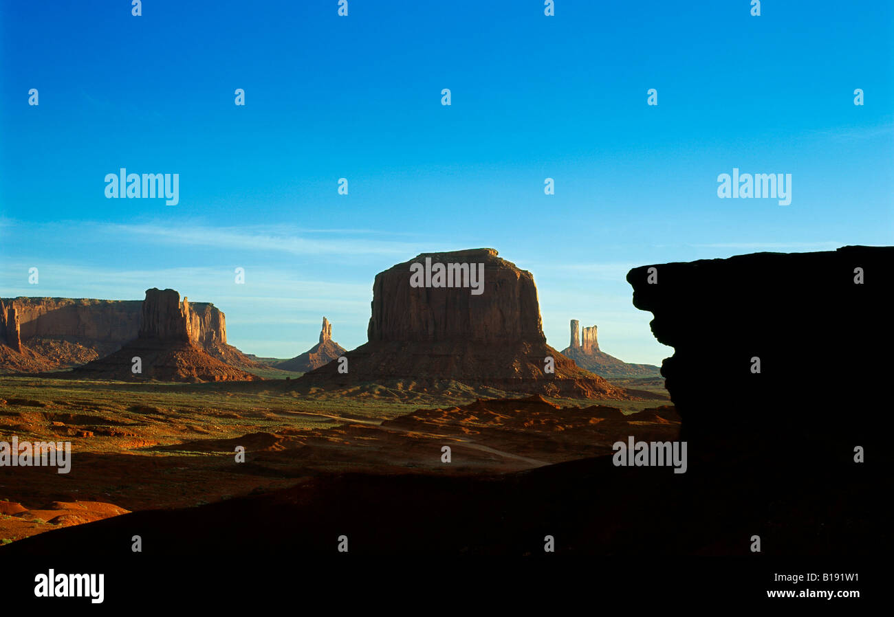 Ma desolato paesaggio panoramico della Valle Monumento al confine di Arizona e Utah, Stati Uniti d'America. Foto Stock