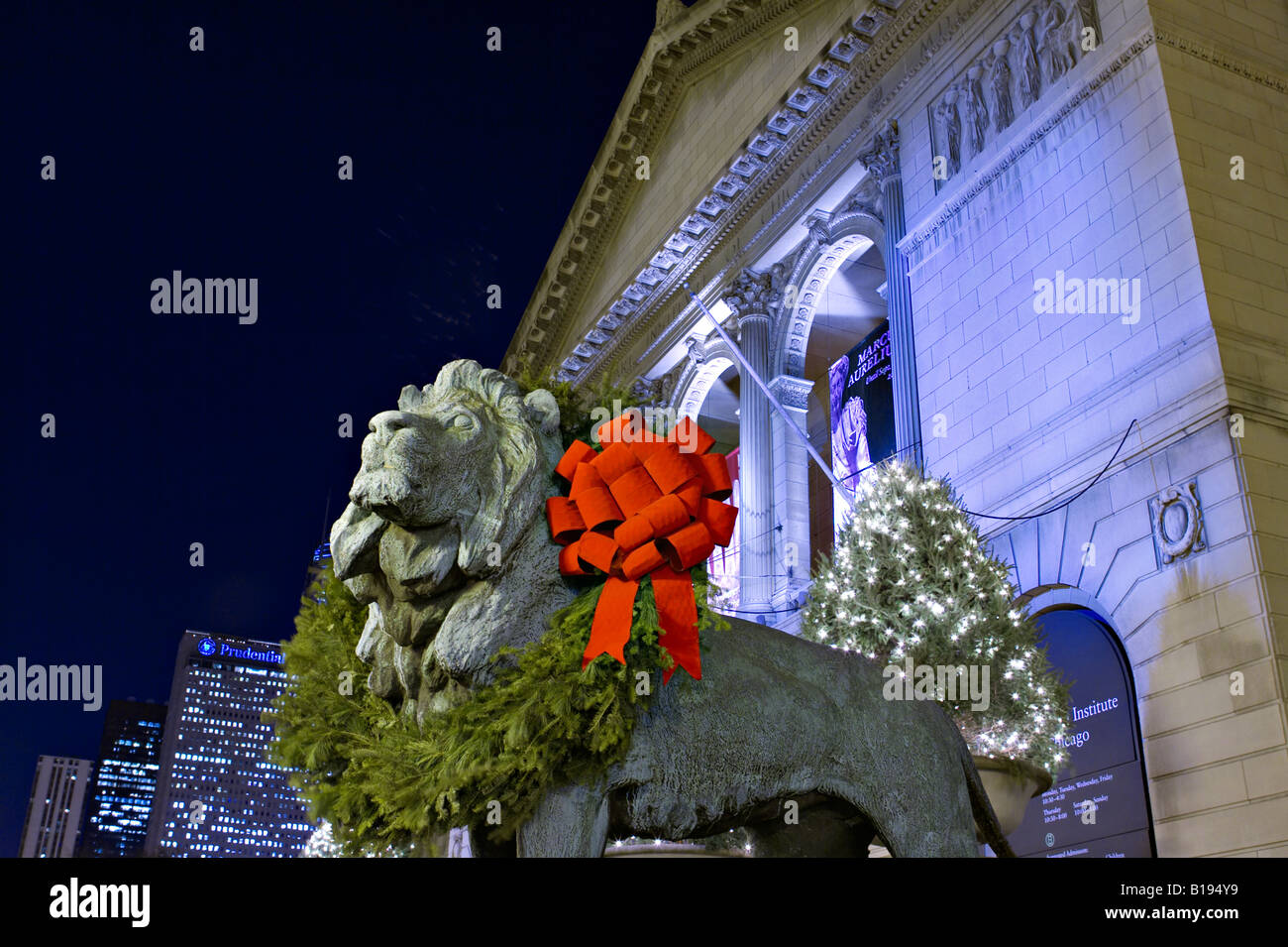 Notte Chicago Illinois leone di bronzo statua con nastro rosso al di fuori dell'Istituto d'arte vacanza luci e decorazioni Foto Stock