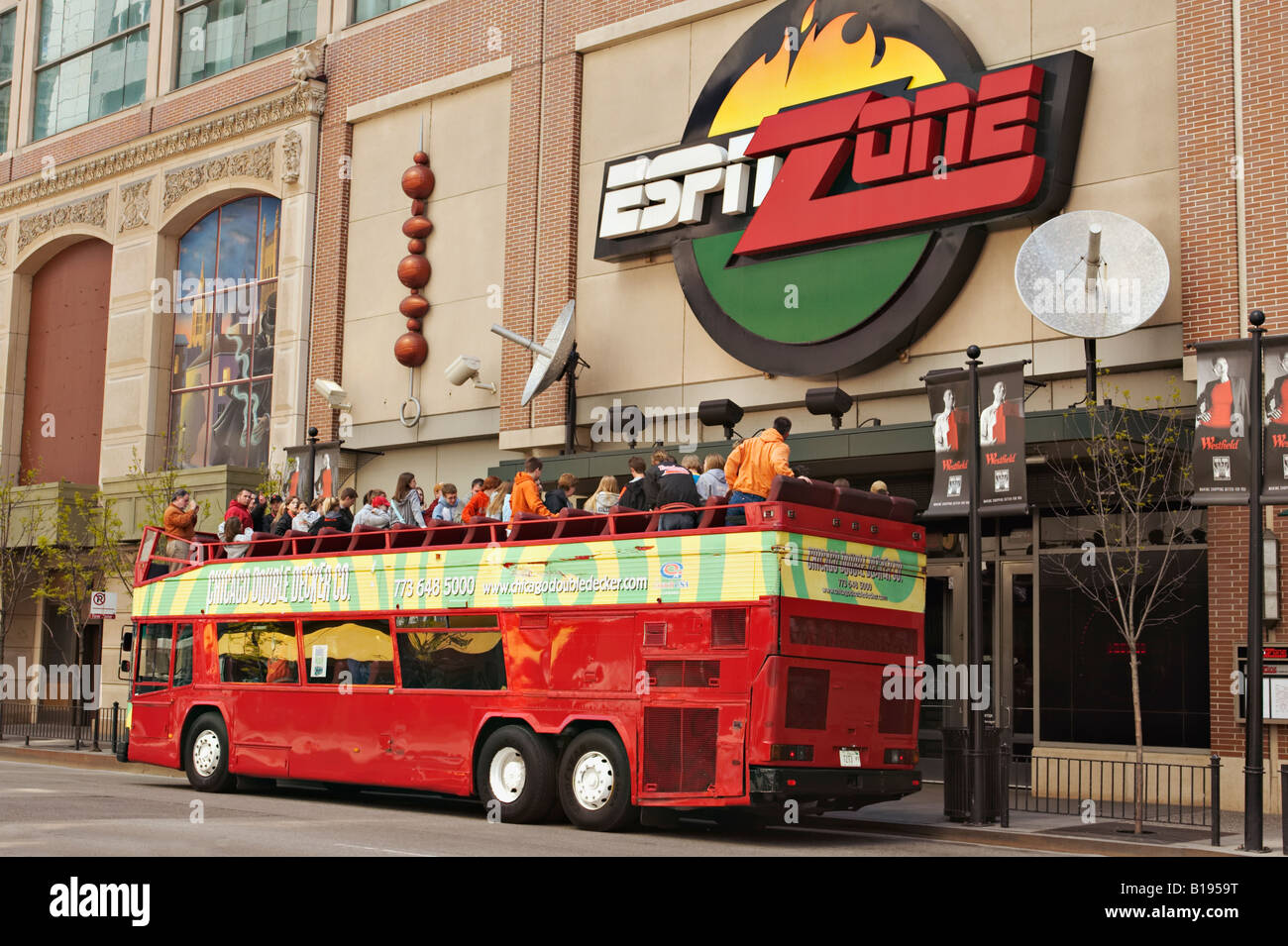 Scena di strada Chicago Illinois Double Decker red tour bus Parcheggiato fuori zona ESPN Ohio Street restaurant Foto Stock
