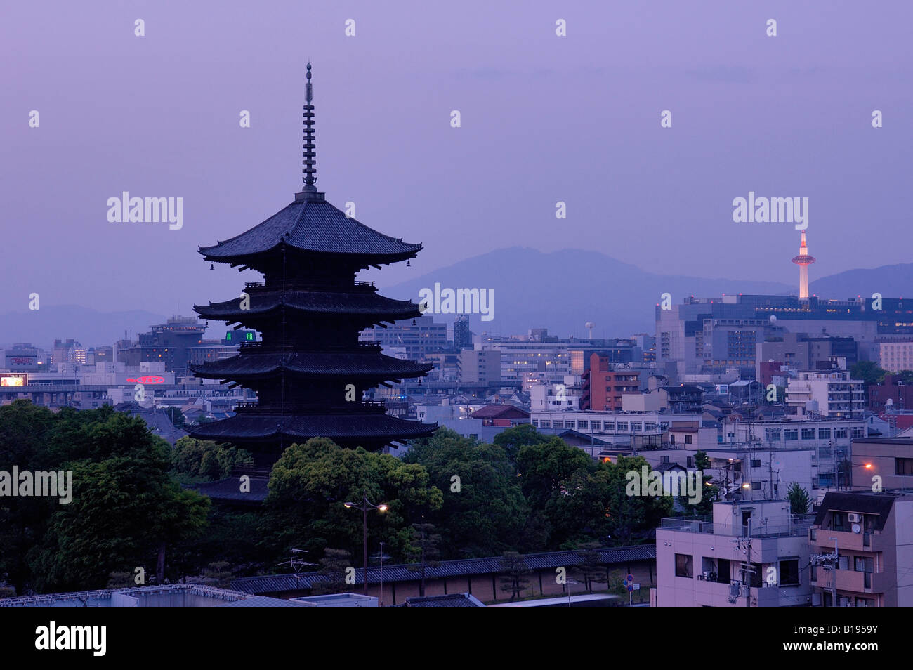 Skyline della città con il Tempio Toji Kyoto in Giappone Foto Stock