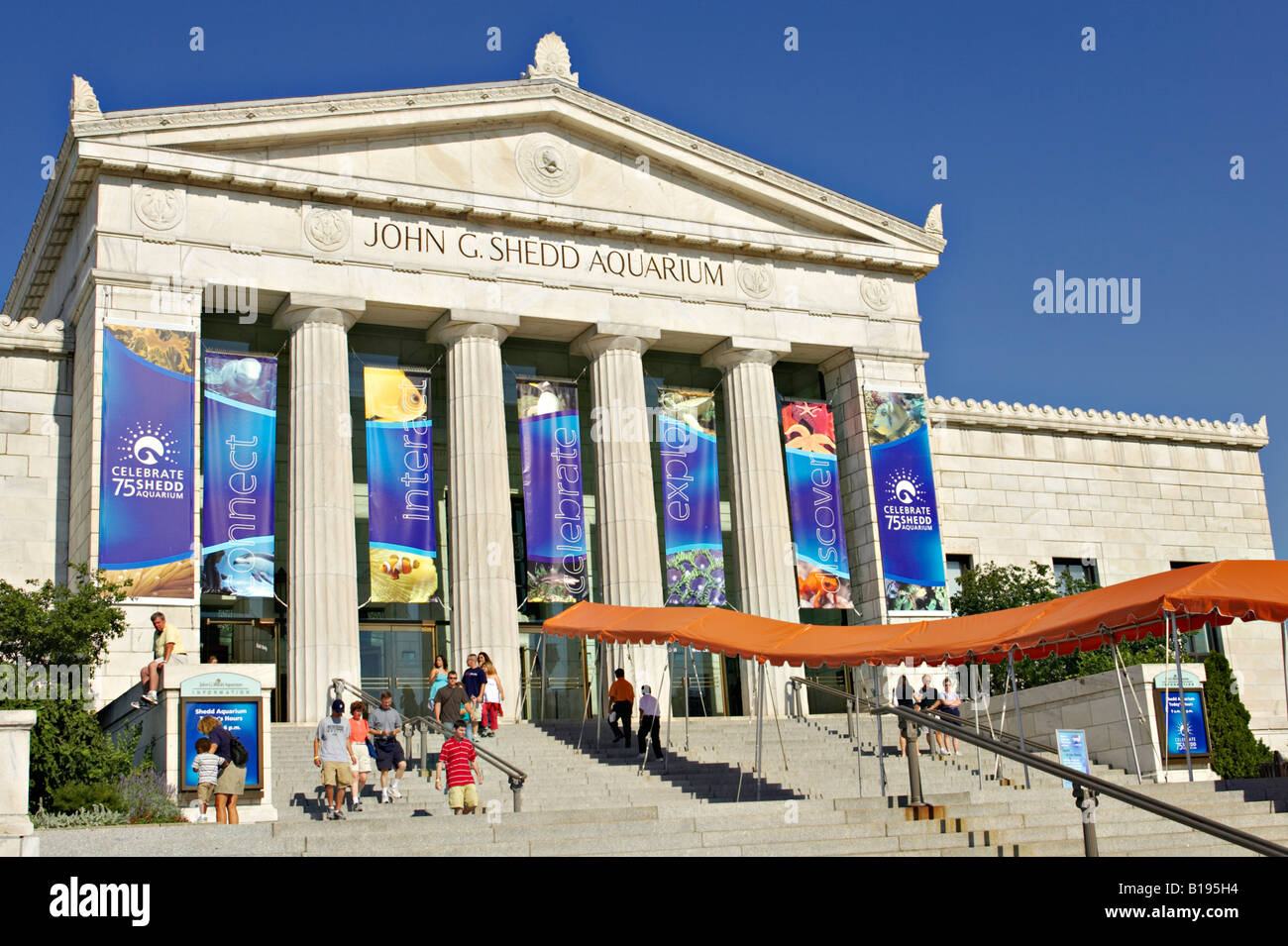 Musei Chicago Illinois Shedd Aquarium parte del Museo ingresso del campus e i passaggi di colore arancione tenda persone Foto Stock
