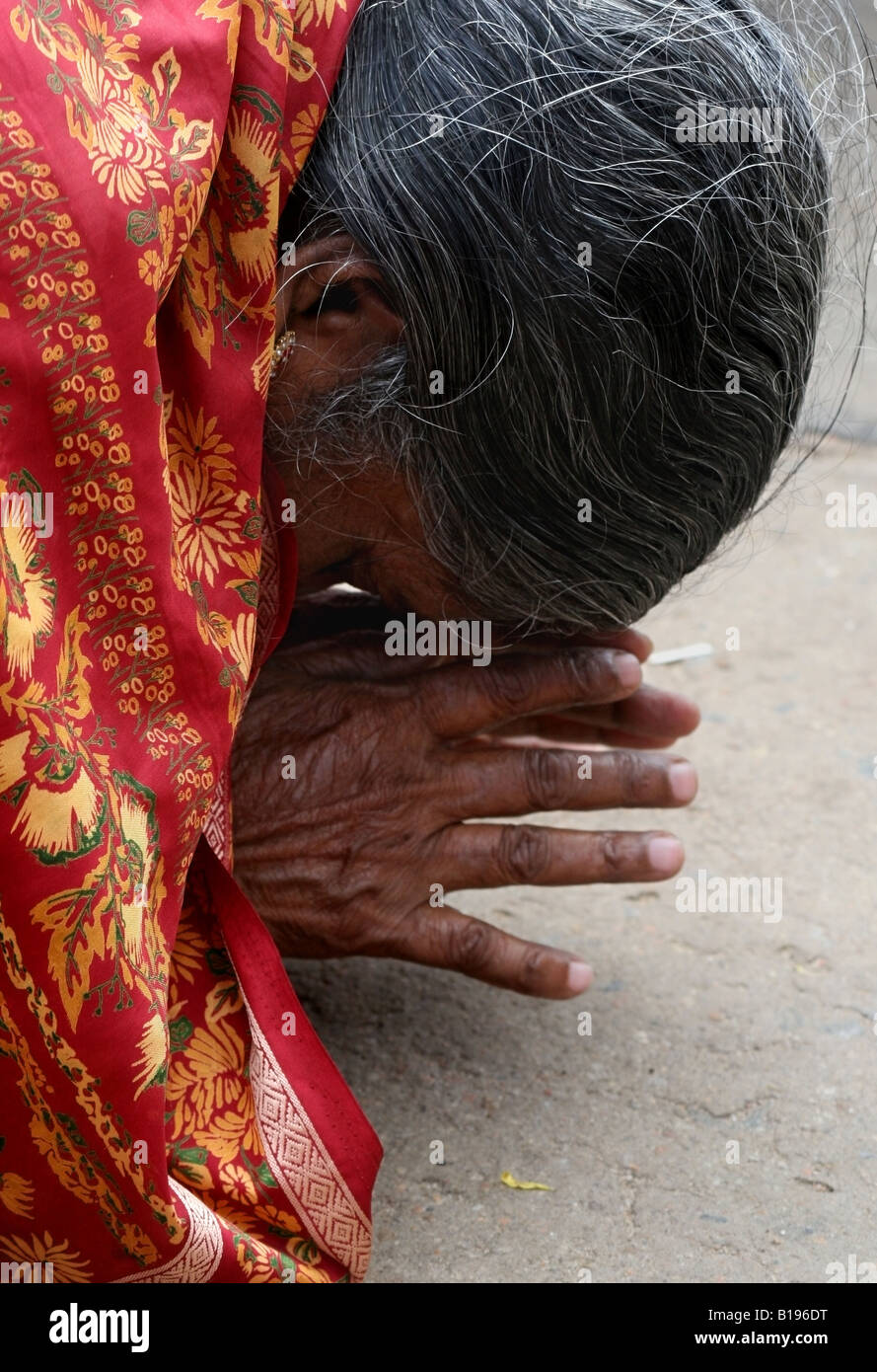 Close-up di un'anziana signora indiana pregando in un tempio in India Foto Stock