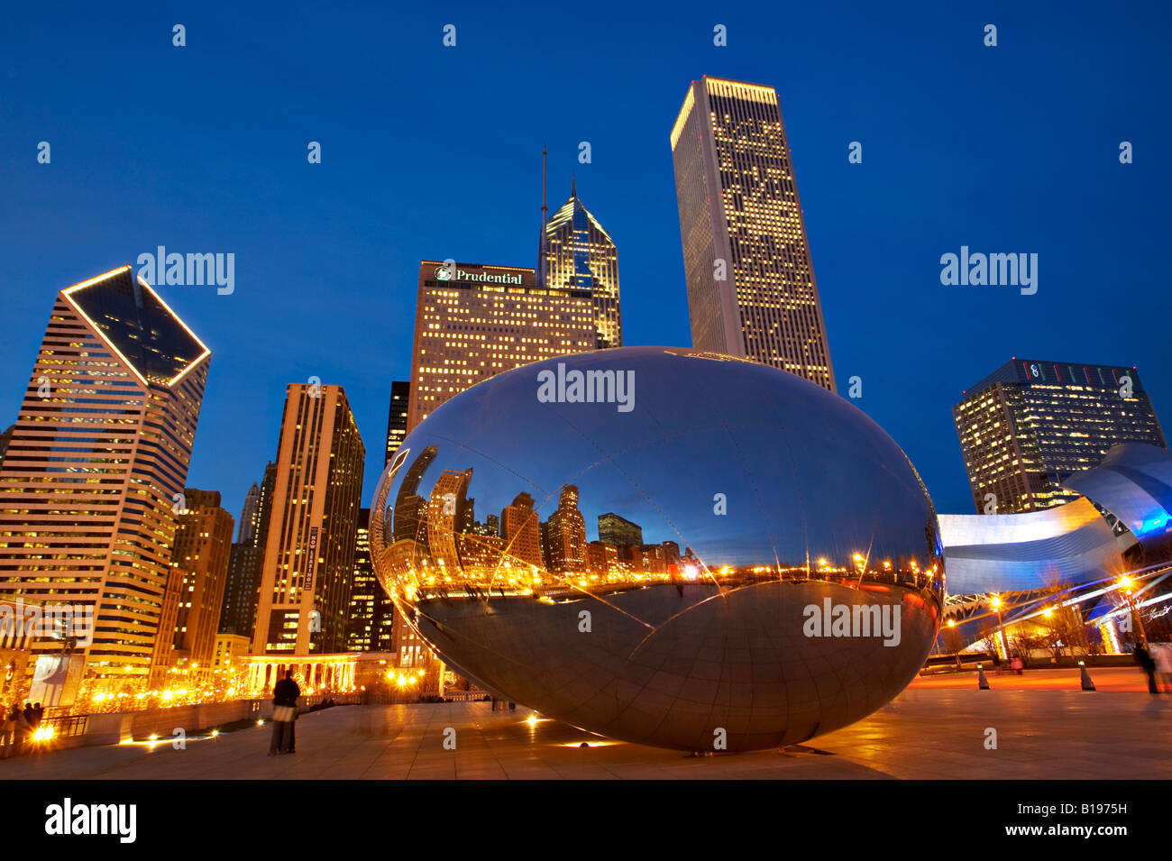 Notte Chicago in Illinois il fagiolo scultura skyline di riflettere il Millennium Park di notte Pritzker Pavilion progettato da Frank Gehry Foto Stock