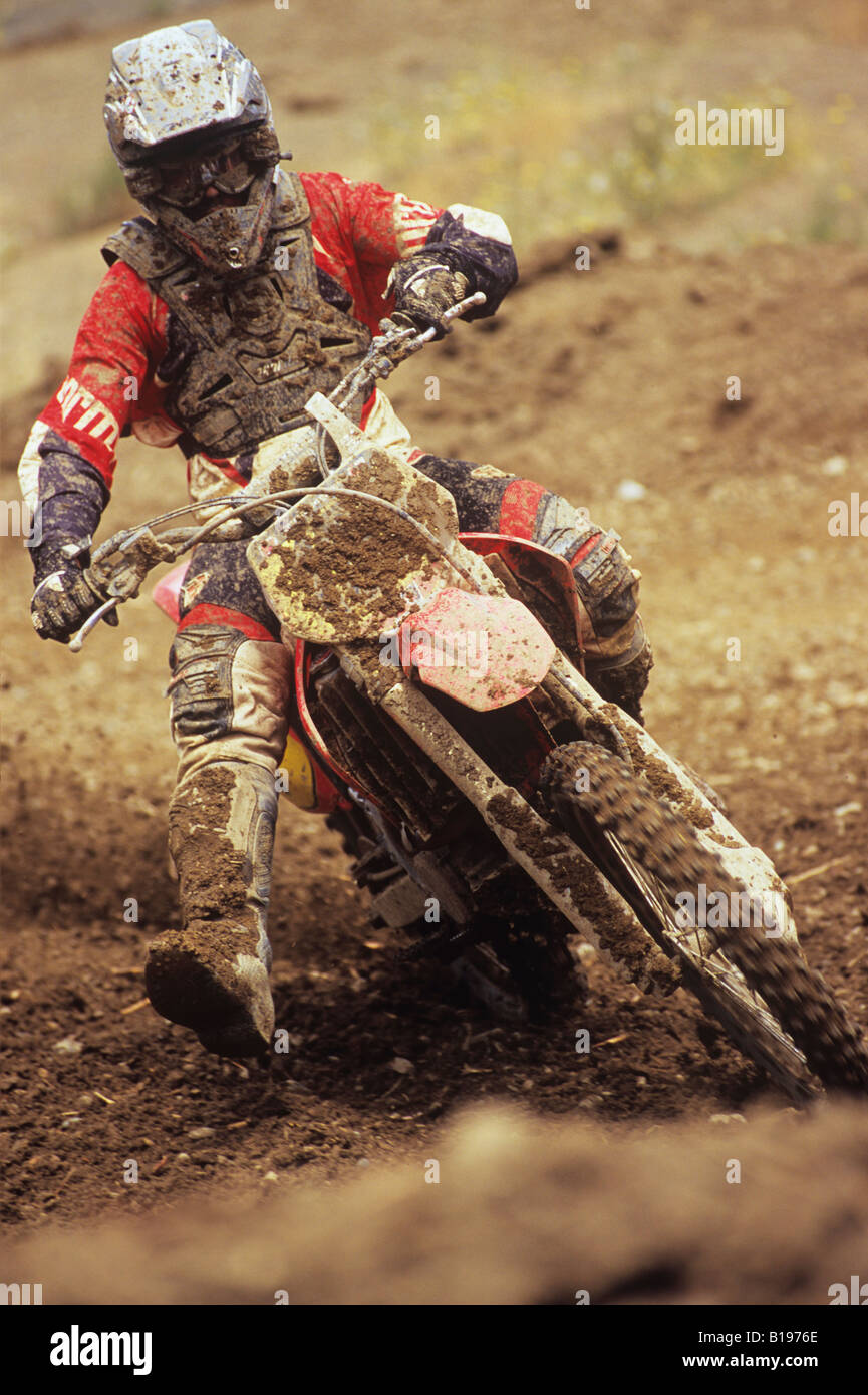 Racer coperto di fango al motocross Pro cittadini, Nanaimo Wastelands, Isola di Vancouver, British Columbia, Canada. Foto Stock