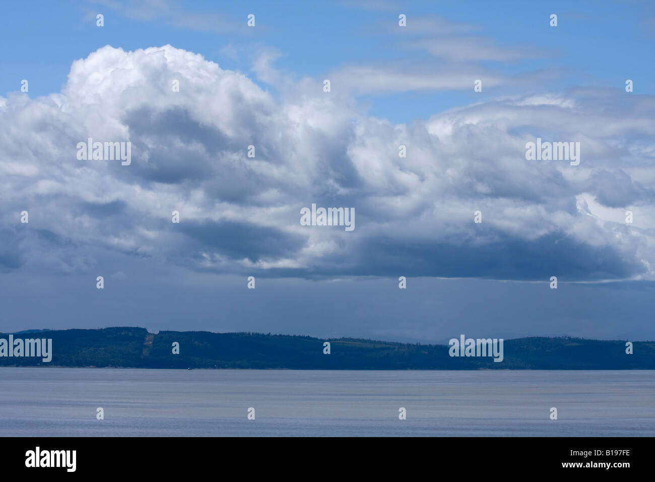 Acquazzone su Stretto di Georgia vicino a Vancouver Island Foto Stock