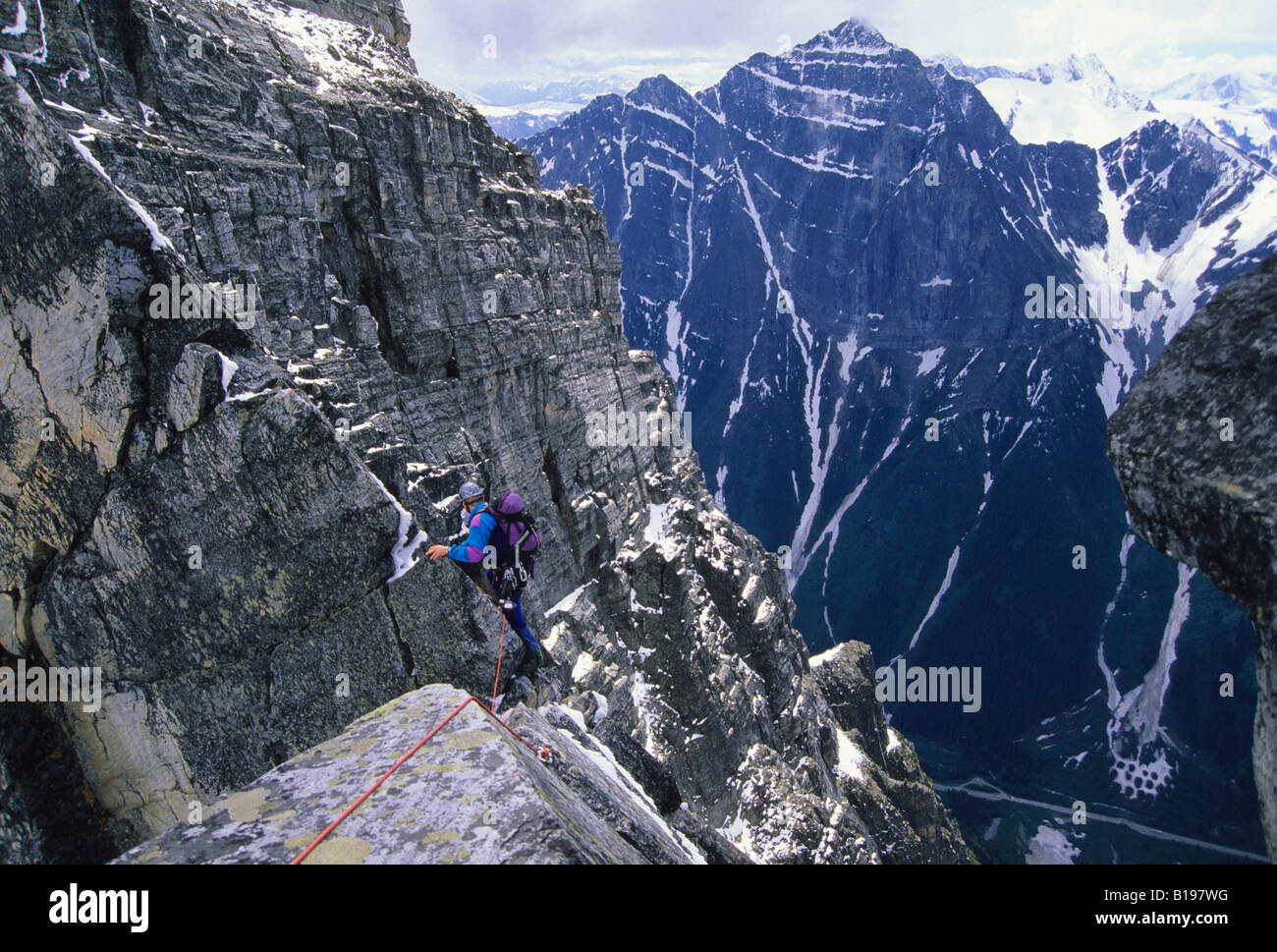 L'uomo salire la cresta ovest del monte Tupper con Autostrada Trans Canada al di sotto, il Parco Nazionale di Glacier, British Columbia, Canada Foto Stock