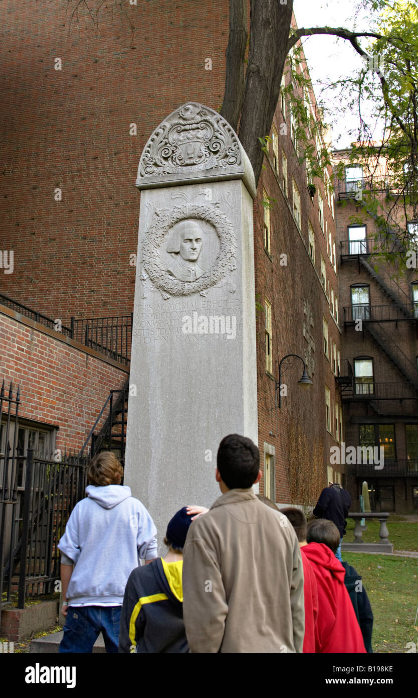 Boston Massachusetts Vecchio Granaio Sepoltura site lungo il Freedom Trail memorial per il John Hancock ragazzi guardare al memorial Foto Stock
