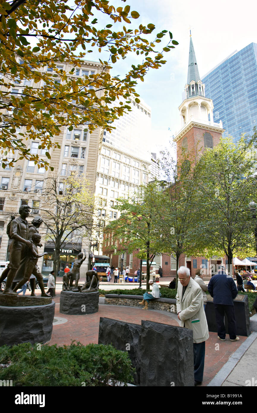 Boston Massachusetts Old South Meeting House site lungo il Freedom Trail Boston Tea Party plaza con la carestia irlandese Memorial statue Foto Stock