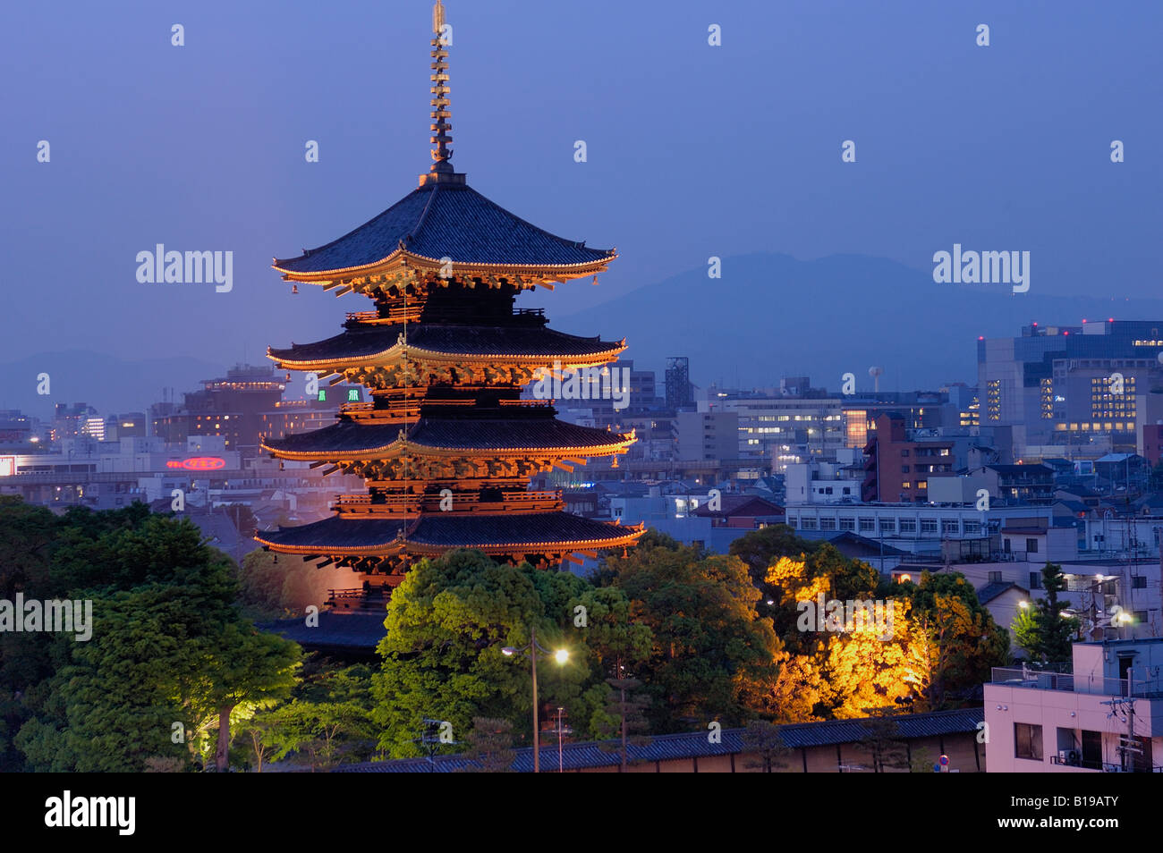 Skyline della città con il Tempio Toji incandescente in serata giapponese di Kyoto Foto Stock