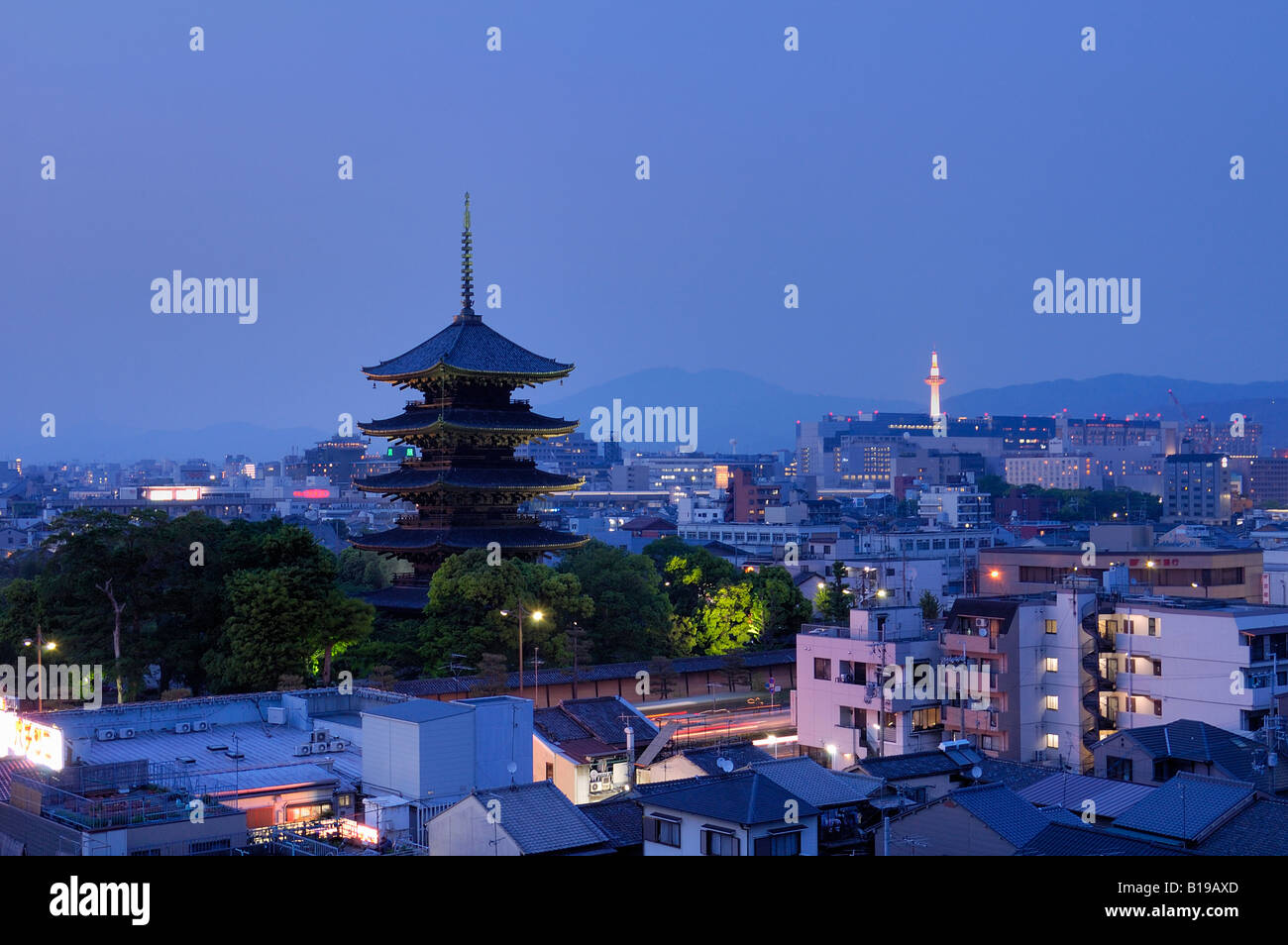Skyline della città con il Tempio Toji Kyoto in Giappone Foto Stock
