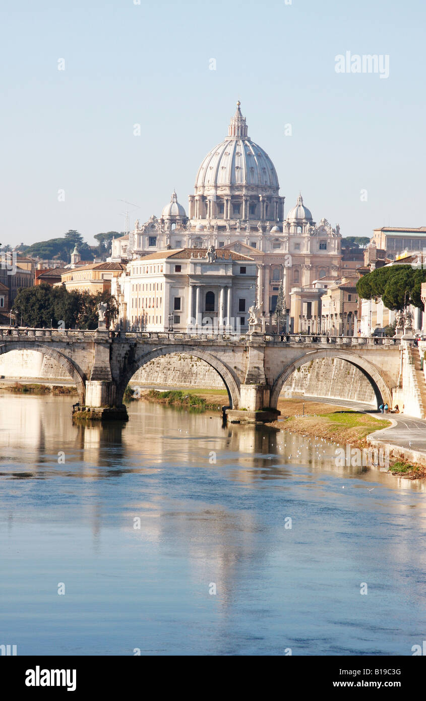 Spettacolare vista della Basilica di San Pietro,Vaticano,città,lungo la lunghezza del fiume theTiber in Roma si riflette in acqua calma Foto Stock
