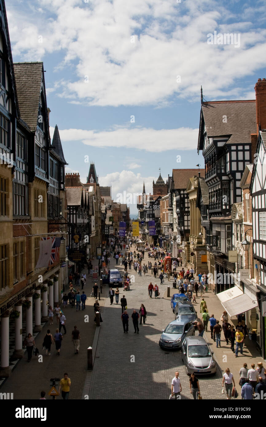 Eastgate e Westgate strade nel centro citta' di Chester, Cheshire, Inghilterra Foto Stock