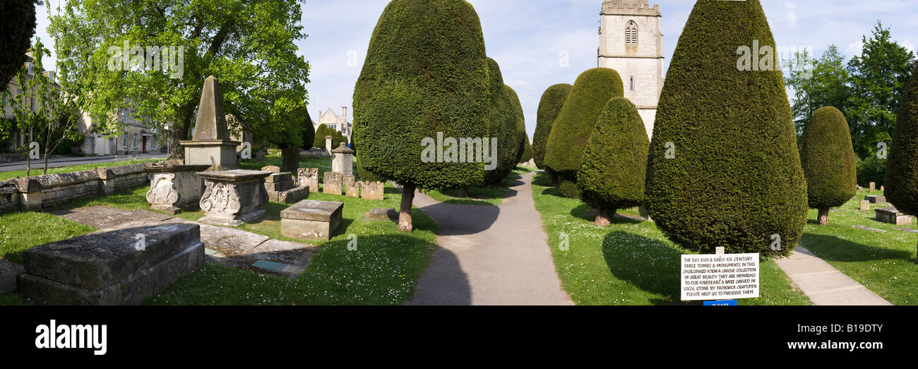Pietra scolpita tombe e alcuni dei 99 yew alberi nel cimitero del villaggio Costwold di Painswick, Gloucestershire Foto Stock