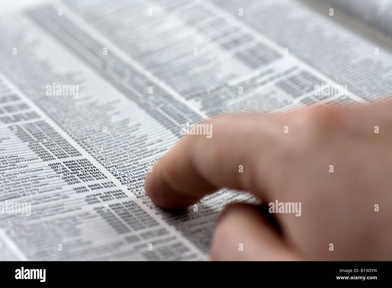 Qualcuno cerca la rubrica telefonica Foto Stock