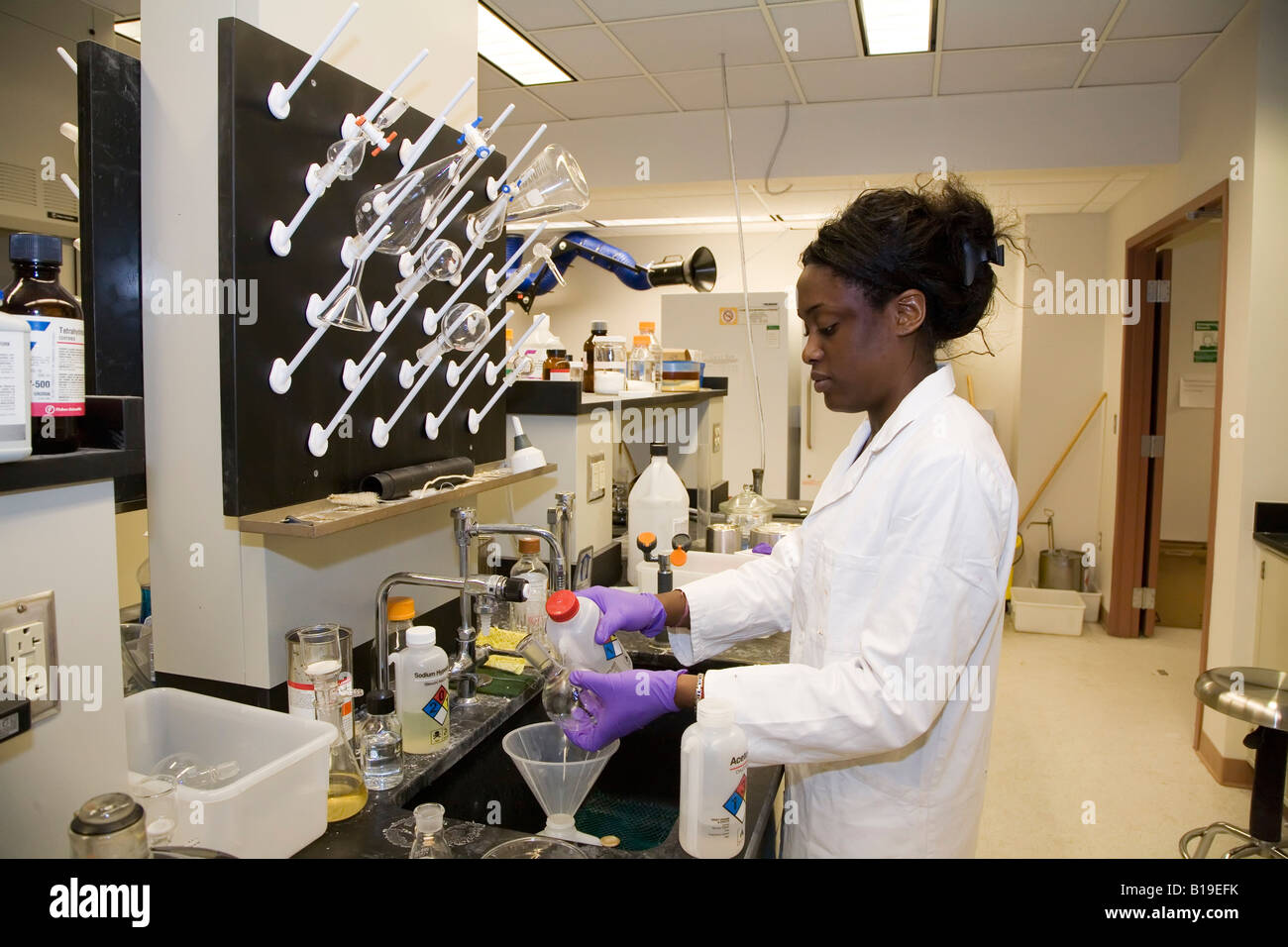 La chimica studente laureato Foto Stock