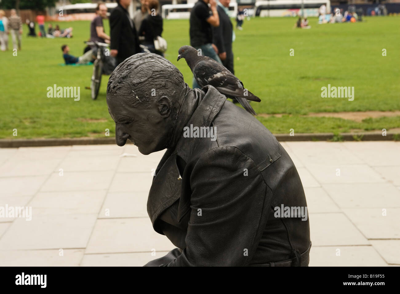 L'artista di strada in posa come statua completa di Pigeon Foto Stock