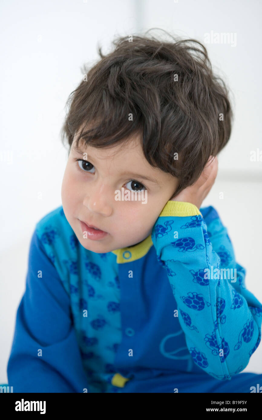 Bambino con il mal d'orecchi Foto Stock