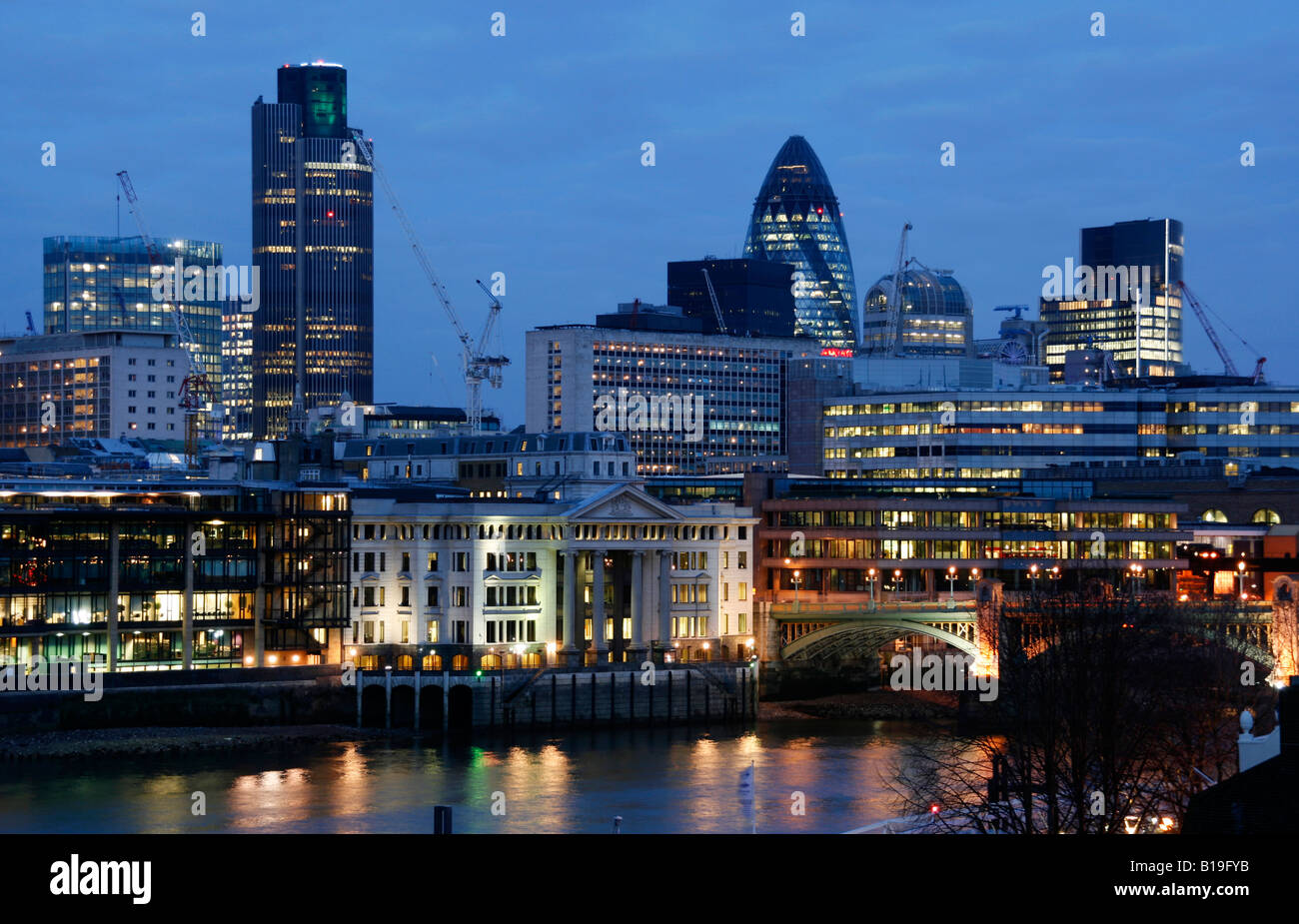 Inghilterra, Londra, Città di Londra. Una vista di Londra dal Tate Modern con l'edificio soprannominato 'il Gherkin' in background Foto Stock