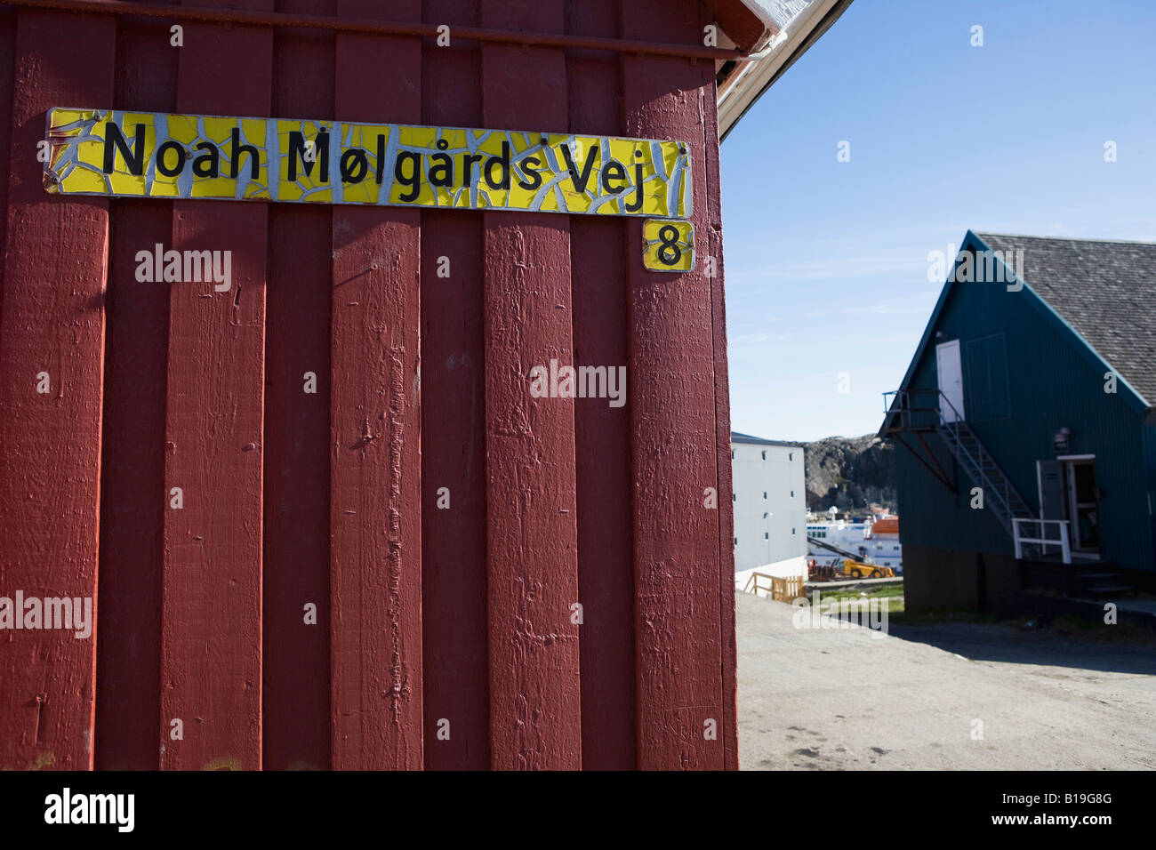 La Groenlandia, Ilulissat. Nel centro della zona portuale, il nome di una strada sul lato di un stagno-facciata edificio. Foto Stock