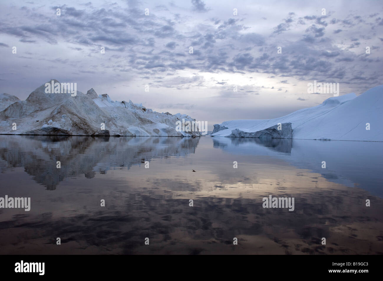 La Groenlandia, Ilulissat, Sito Patrimonio Mondiale dell'UNESCO icebergs. Una crociera intorno al icebergs in tarda serata. Foto Stock