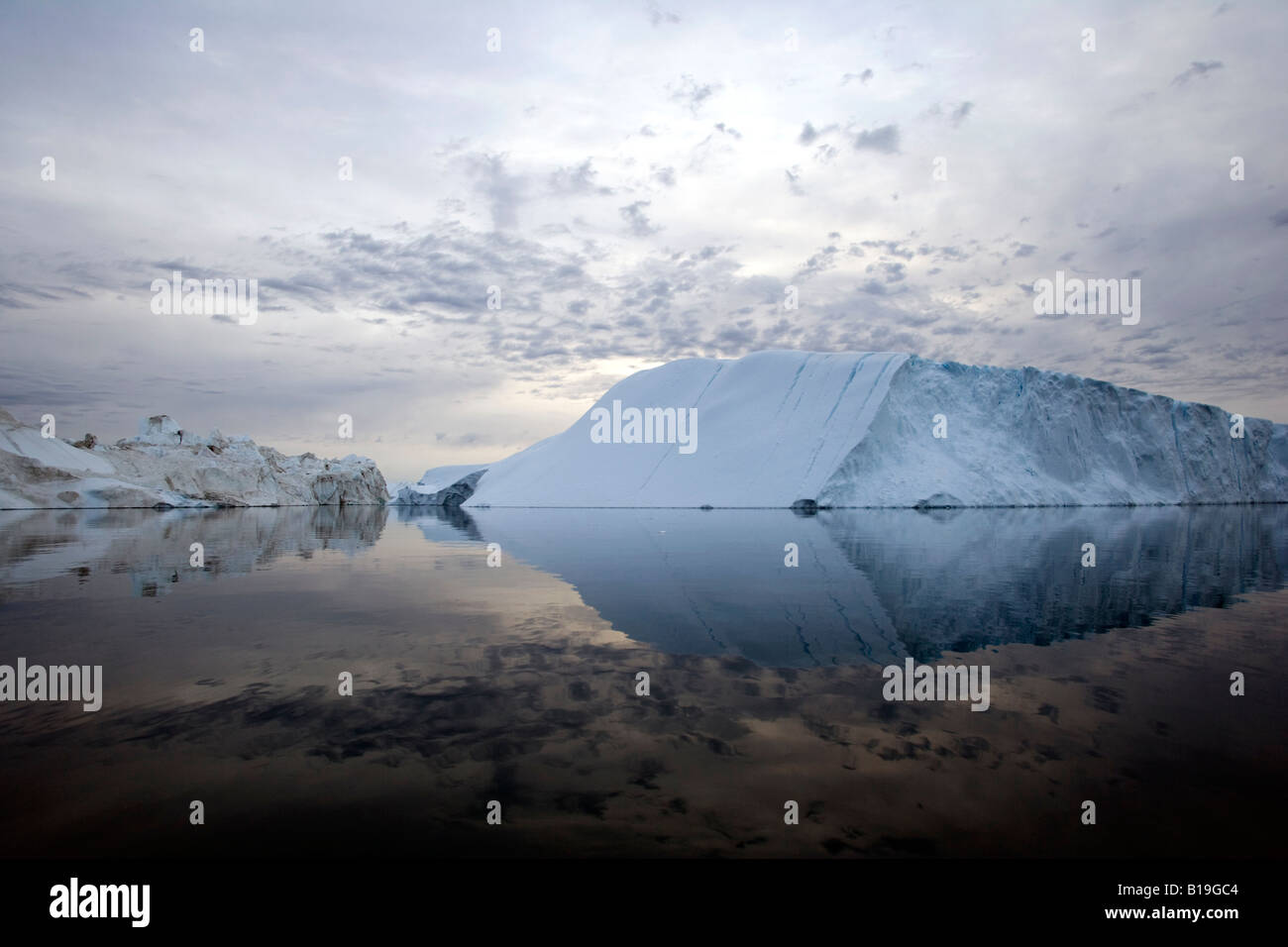 La Groenlandia, Ilulissat, Sito Patrimonio Mondiale dell'UNESCO icebergs. Una crociera intorno al icebergs in tarda serata. Foto Stock