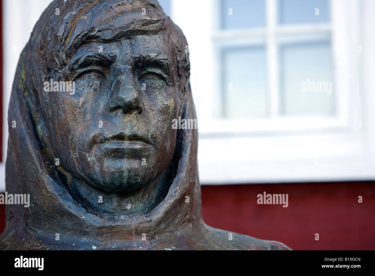 La Groenlandia, Ilulissat. Una statua al di fuori di un museo dedicato a Knud Rasmussen, un polare groenlandese explorer e antropologo. Foto Stock