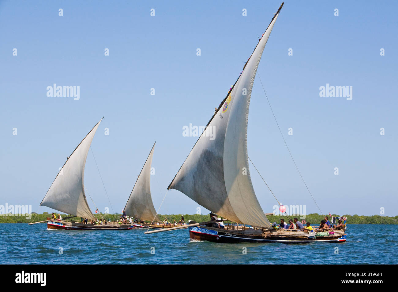 Il Kenya, l'arcipelago di Lamu, isola di Manda. In legno tradizionali barche a vela, noto come jahazi, vela off isola di Manda. Foto Stock