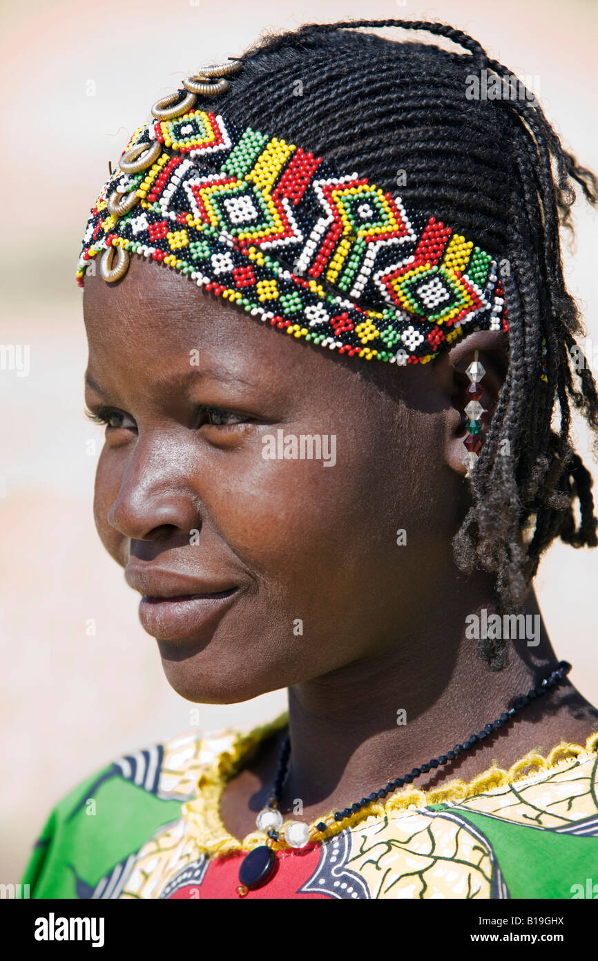 Mali, Tupe, Niger Inland Delta. Una ragazza Songhay con un attraente archetto bordato e oro piccoli ornamenti per capelli a Tupe. Foto Stock Mali, Tupe, Niger Inland Delta. Una ragazza Songhay con un attraente archetto bordato e oro piccoli ornamenti per capelli a Tupe. Foto Stock
