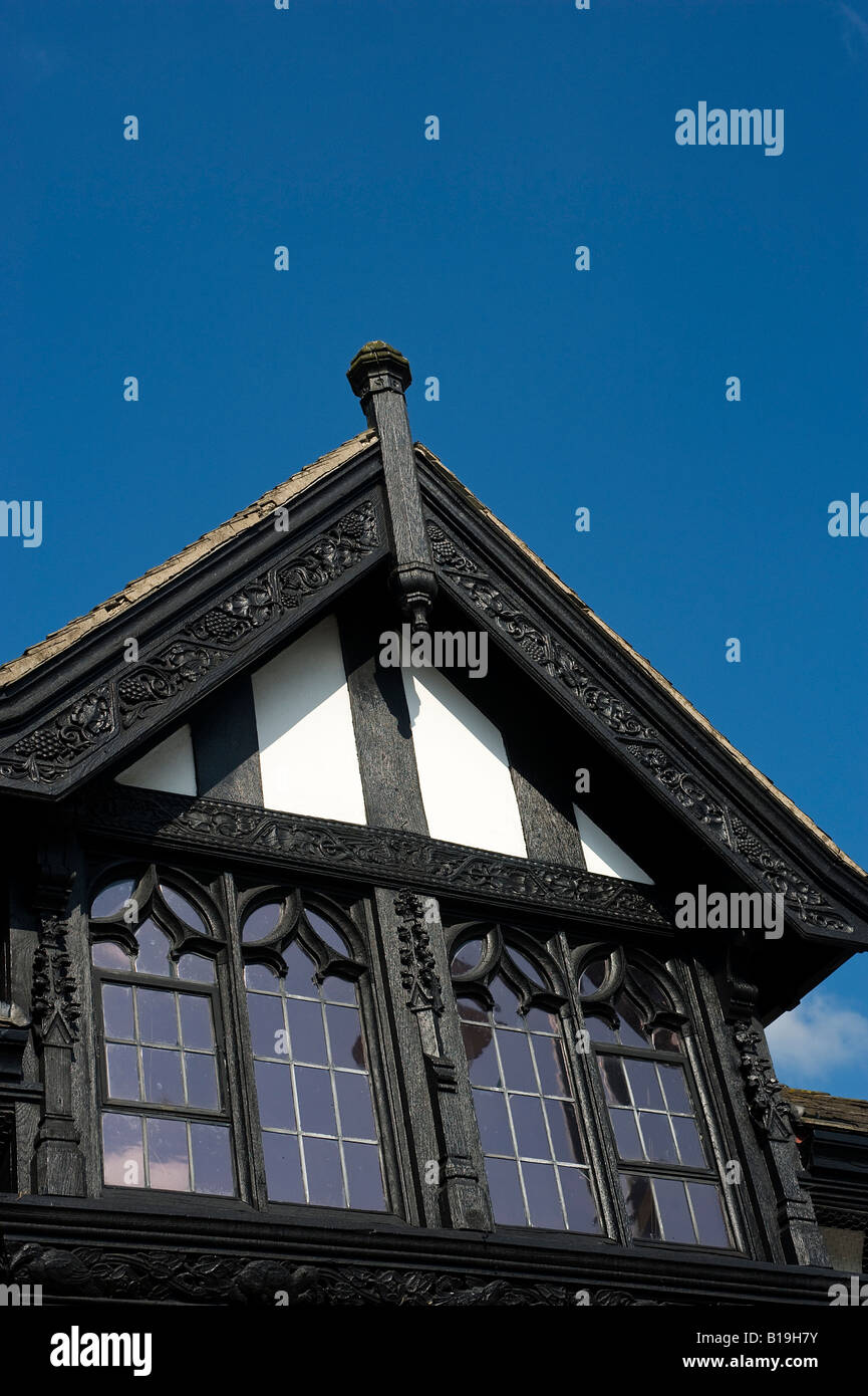 Il Galles, Denbighshire, Ruthin. Un vecchio vetro piombato finestra su un edificio nella città di Ruthin. Foto Stock