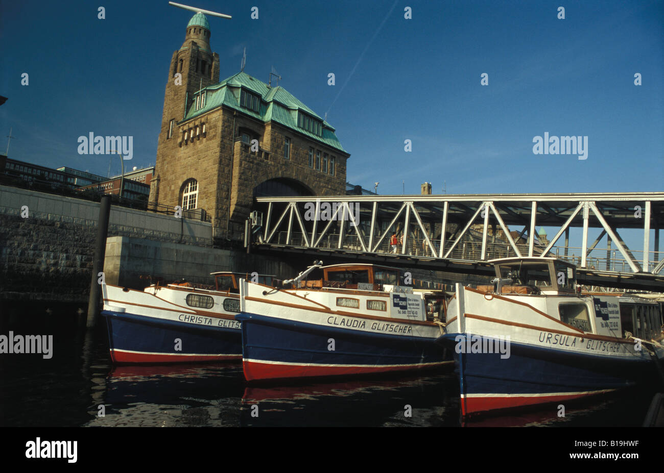 Crociera nel Porto di imbarcazioni presso il St Pauli Landungsbruecken ad Amburgo, Germania Foto Stock