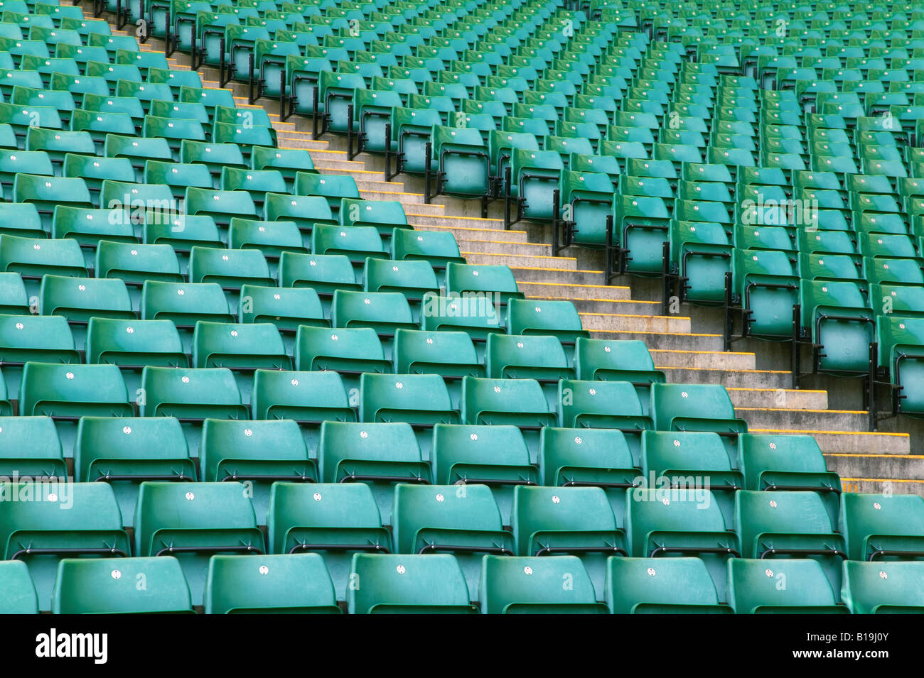 Righe di posti vuoti in uno stadio sportivo Foto Stock