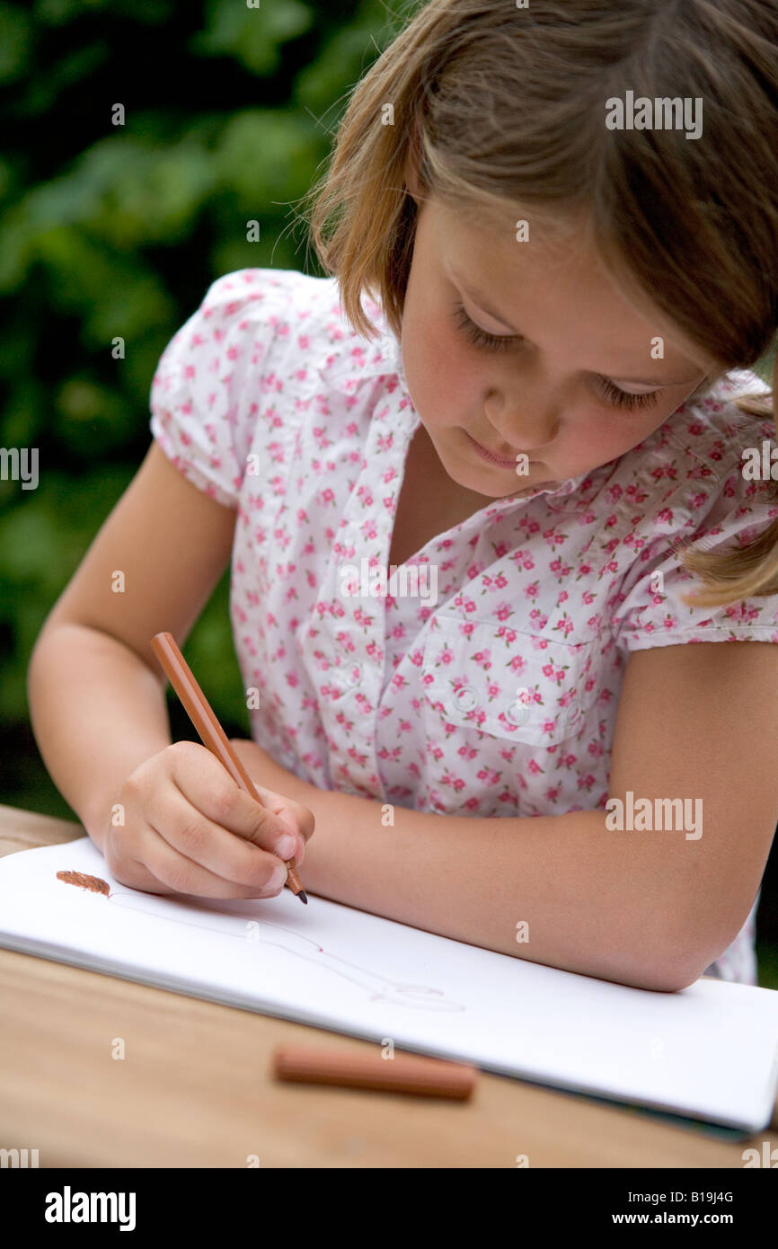 Bambina facendo un disegno Foto Stock
