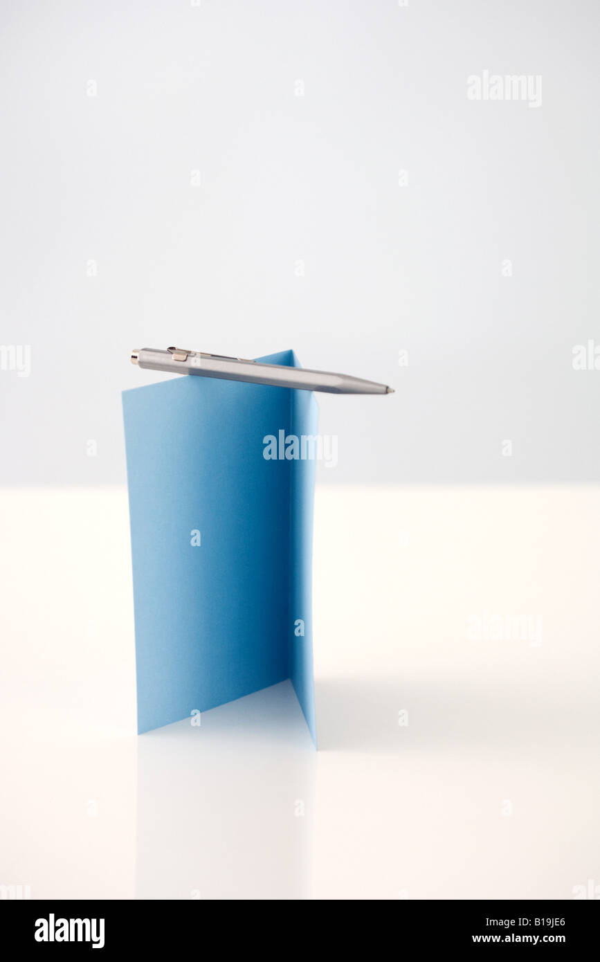 Equilibrato della penna su carta piegata Foto Stock
