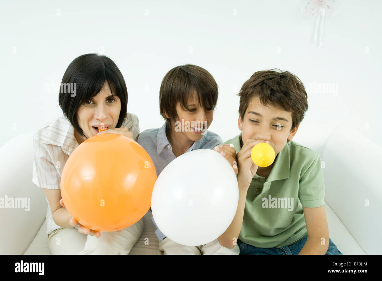 La madre e i due figli di gonfiare palloncini, sorridente, donna